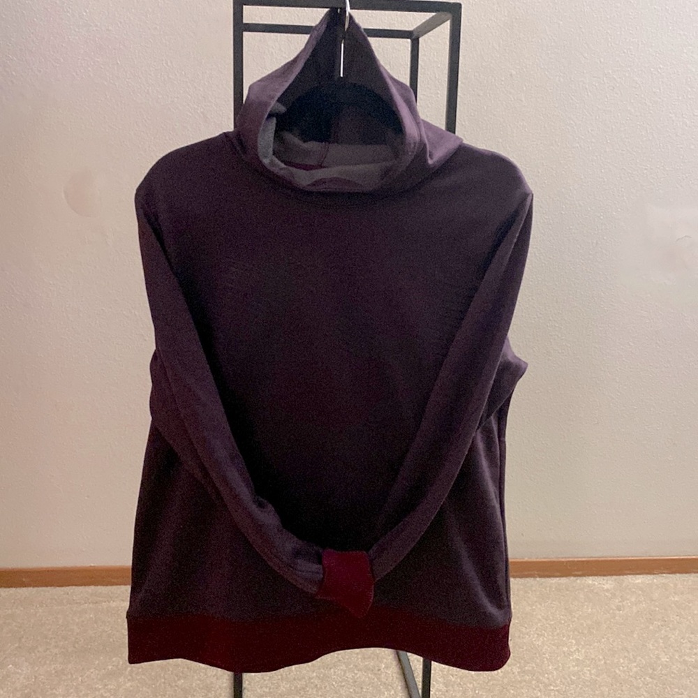 Under Armor sweatshirt, like new.